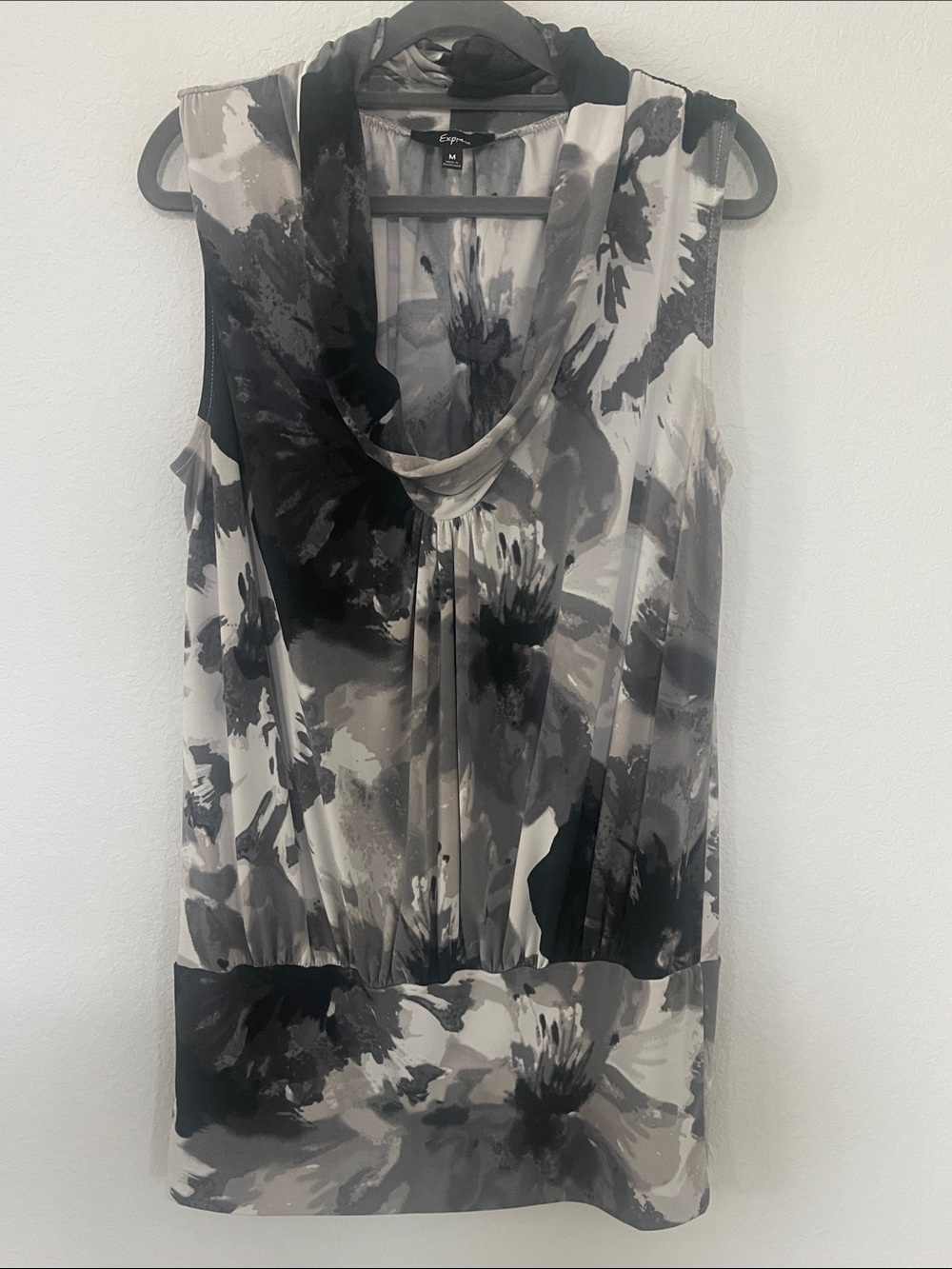 Express Black & White Floral Cowl Neck Sleeveless Blouse Size M